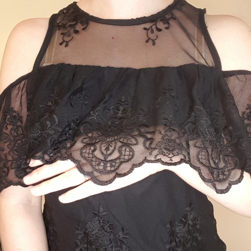 5/$25 Miami off shoulder lace top